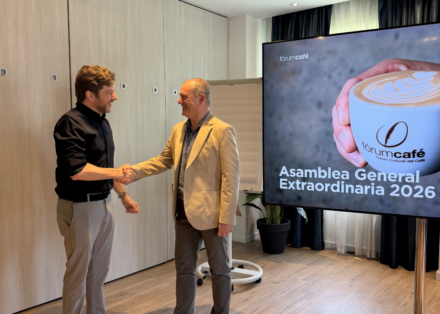 Thiago Amhof, nuevo presidente de Fórum Café, junto a la nueva Junta Directiva durante la Asamblea General Extraordinaria 2026 celebrada en Cornellà de Llobregat (Barcelona).